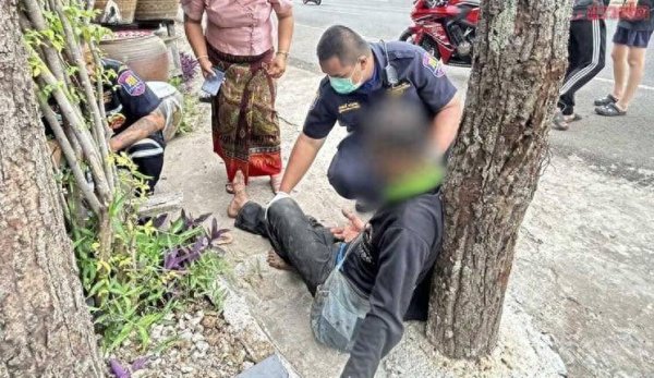 老牌配资平台 追尾皮卡摔进车厢，泰国男子脸撞上榴莲